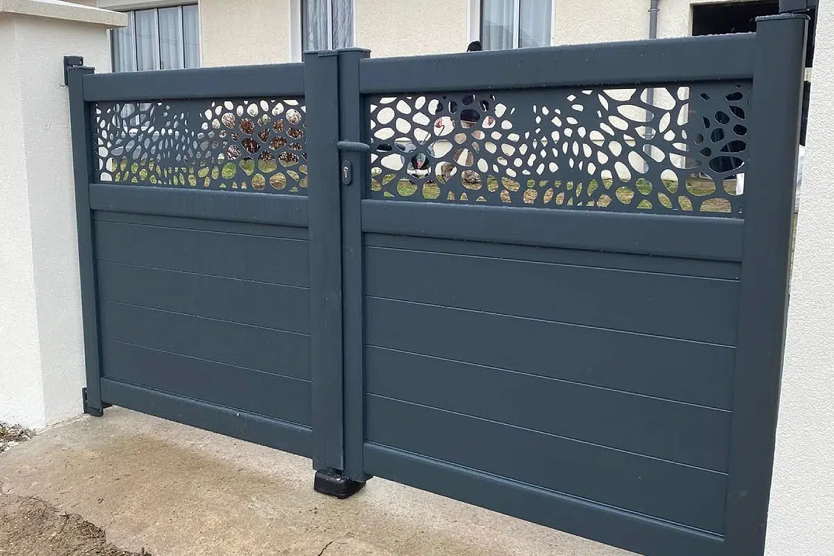 Portail moderne en métal gris