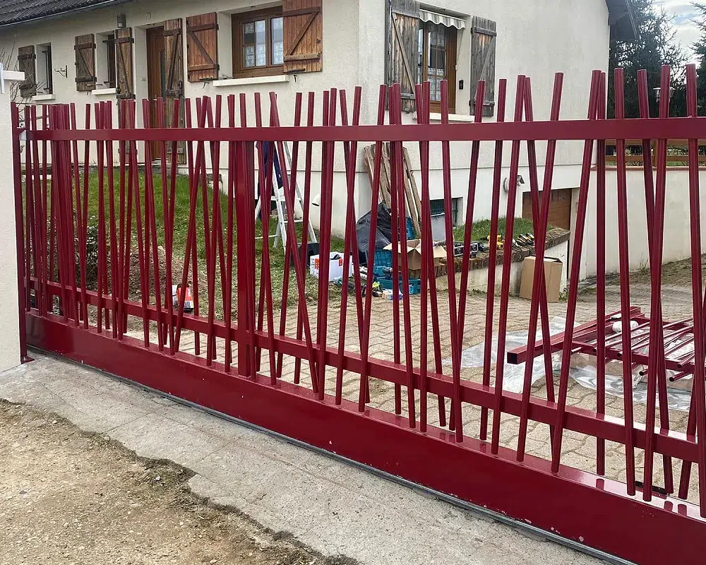Portail rouge moderne devant une maison